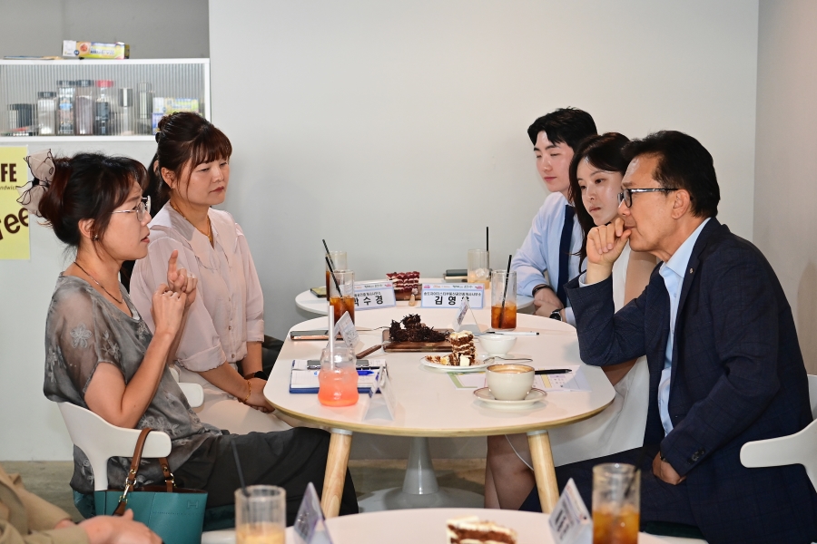 연수구(구청장 이재호)는 지난 2일 청학동 인근 카페에서 연수구개업공인중개사와 함께하는 ‘찾아가는 소풍’ 간담회를 열고, 현장에서 겪는 다양한 애로사항과 건의 사항을 청취했다.